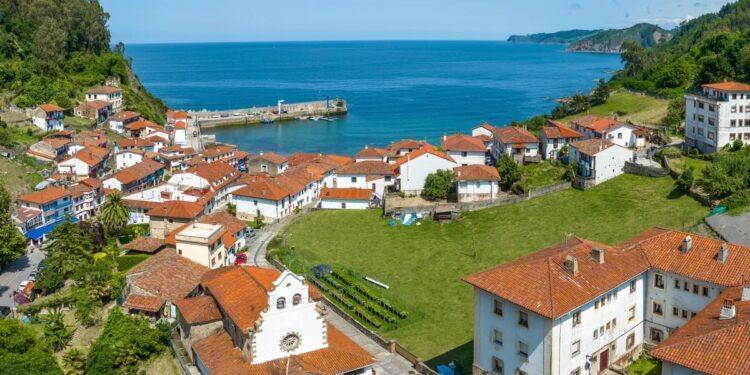 Tazones, el pueblo con uno de los faros mejor conservados de España