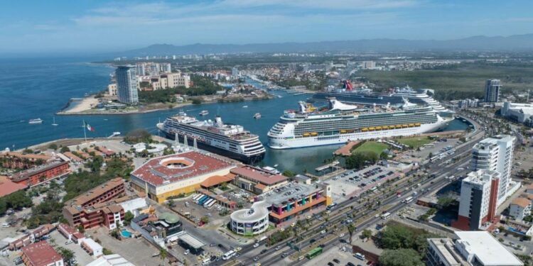 Se registra triple arribo de cruceros en Puerto Vallarta