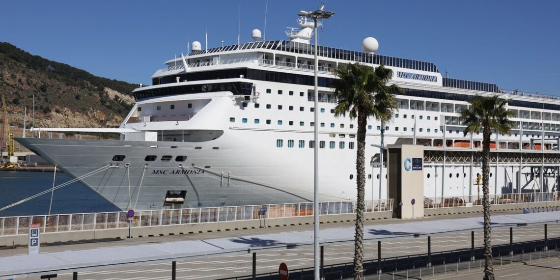 Un crucero con 1.500 pasajeros está retenido en Barcelona por la presencia de 69 bolivianos sin visado: “Estamos presos aquí” | Noticias de Cataluña