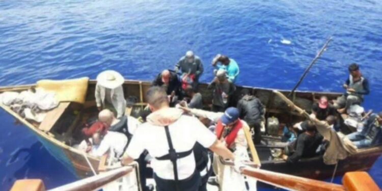 Un crucero de Carnival se desvía de su ruta para rescatar a 27 balseros cubanos