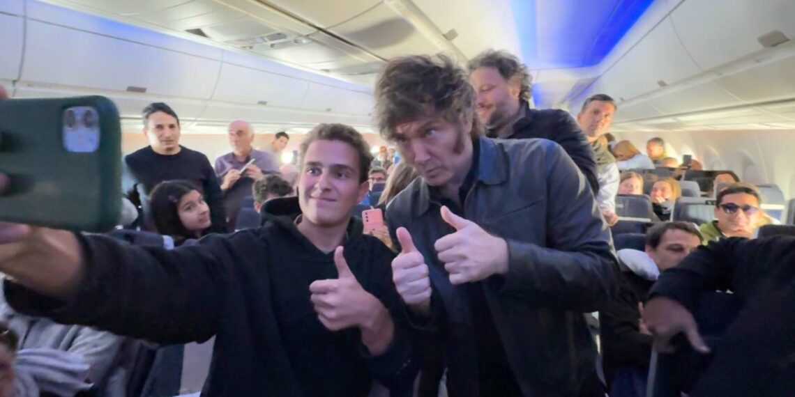 un vuelo privado para verse con Elon Musk y demoras en el traspaso de la flota presidencial