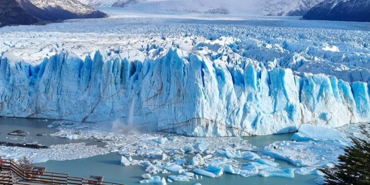 un campamento de lujo con vista al glaciar Perito Moreno y el infinito paisaje de la estepa