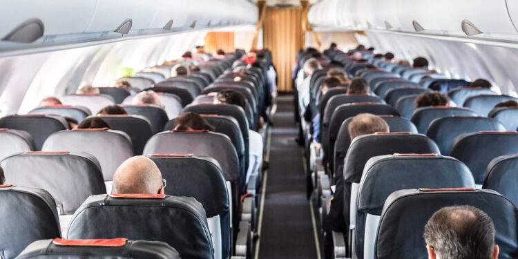 Un pasajero viaja en avión con la pierna rota durante más de 6 horas tras fracturársela debido a las fuertes turbulencias