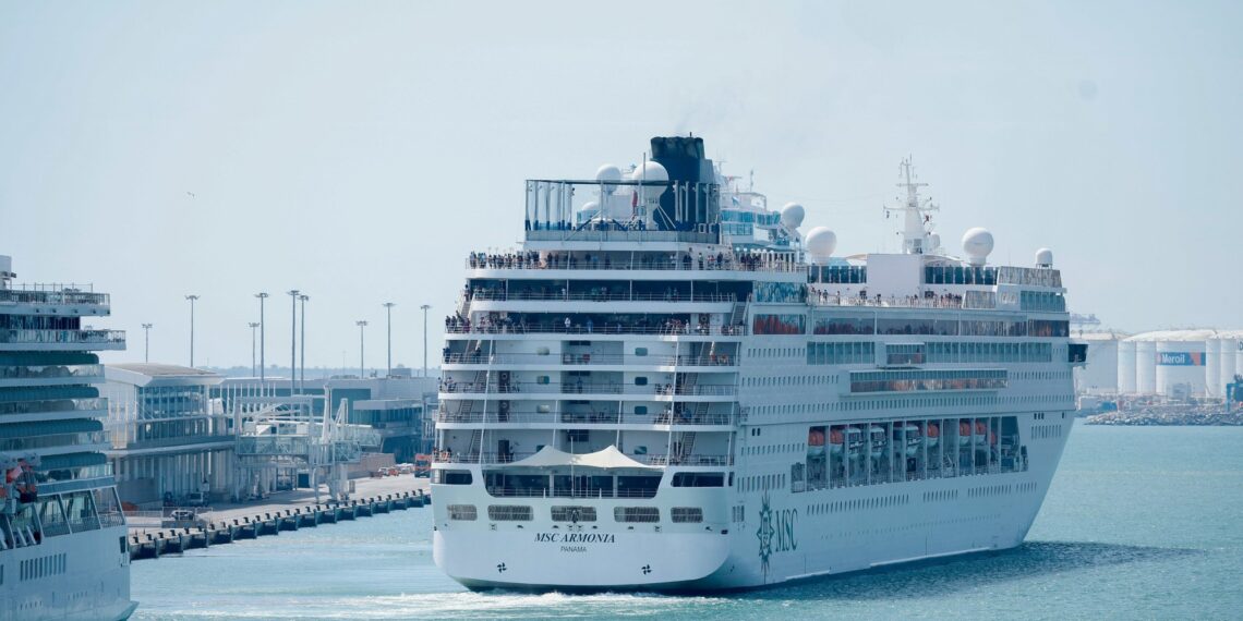 El viaje de un crucero de lujo que terminó en un escándalo en Barcelona