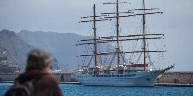 Un velero de cruceros de lujo y un buque americano de guerra, en el Puerto de Santa Cruz