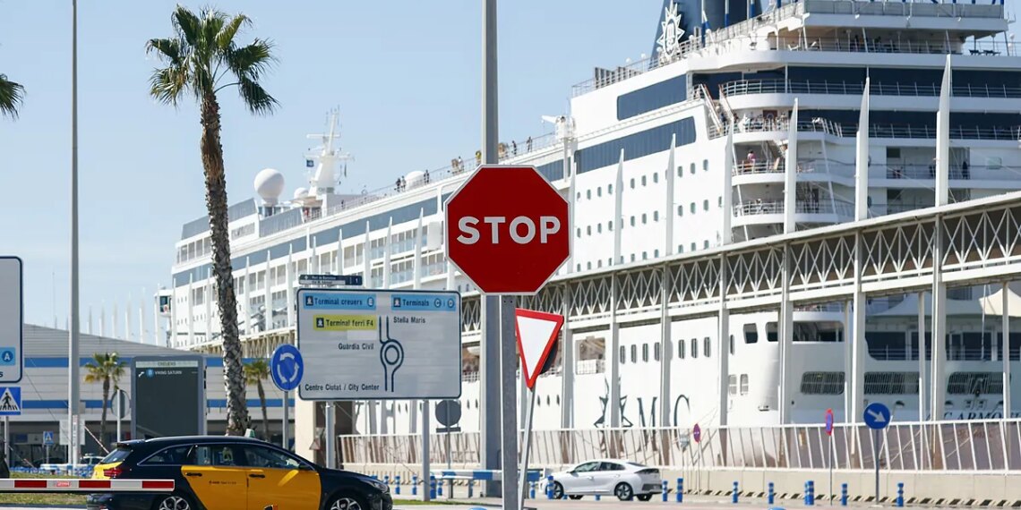 Todos los bolivianos que llegaron en un crucero a Barcelona serán deportados este jueves excepto una madre con tres hijos