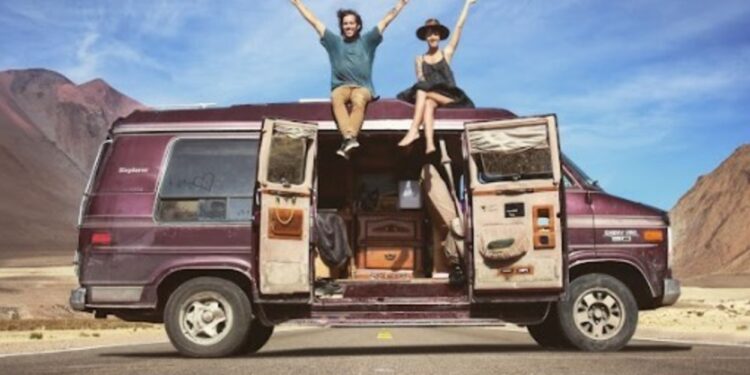 se conocieron de viaje, armaron un motorhome y llevan su arte por el mundo