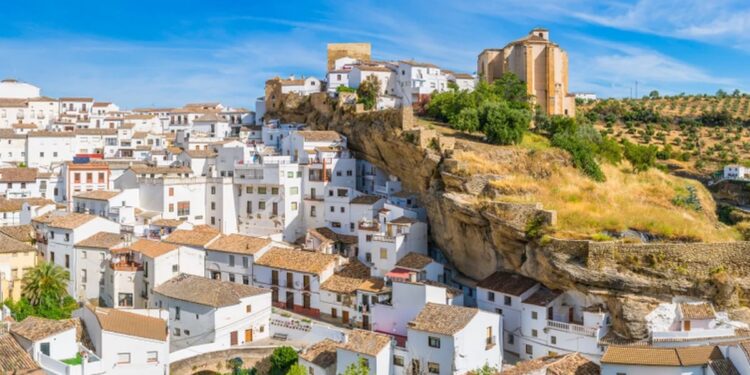 Uno de los pueblos más bonitos de España está en Cádiz: sus casas y calles están incrustadas bajo la roca