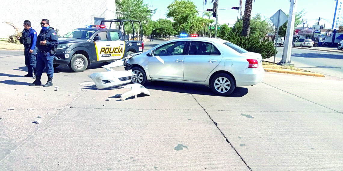 Se registra aparatoso choque en crucero de Domingo Arrieta