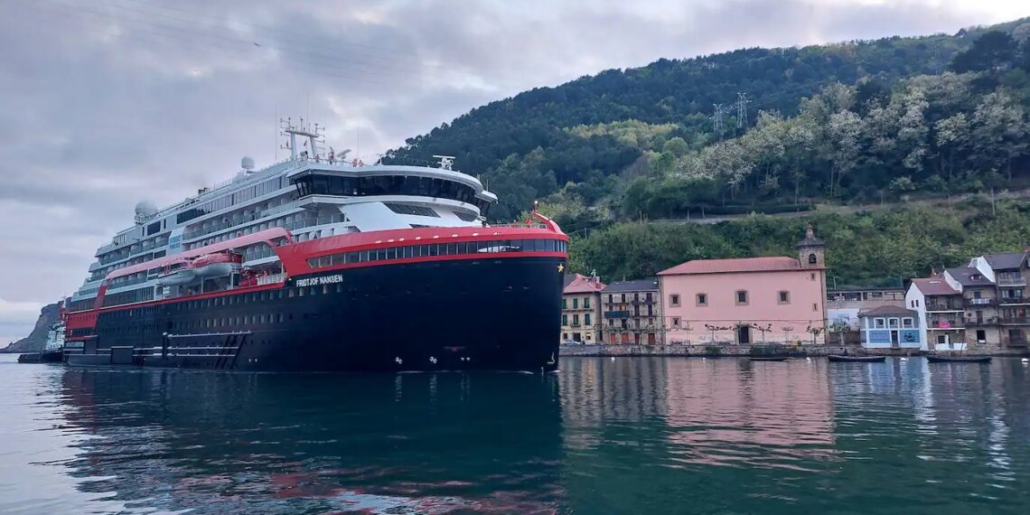El crucero polar 'Fridtjof Nansen' hace escala en Pasaia