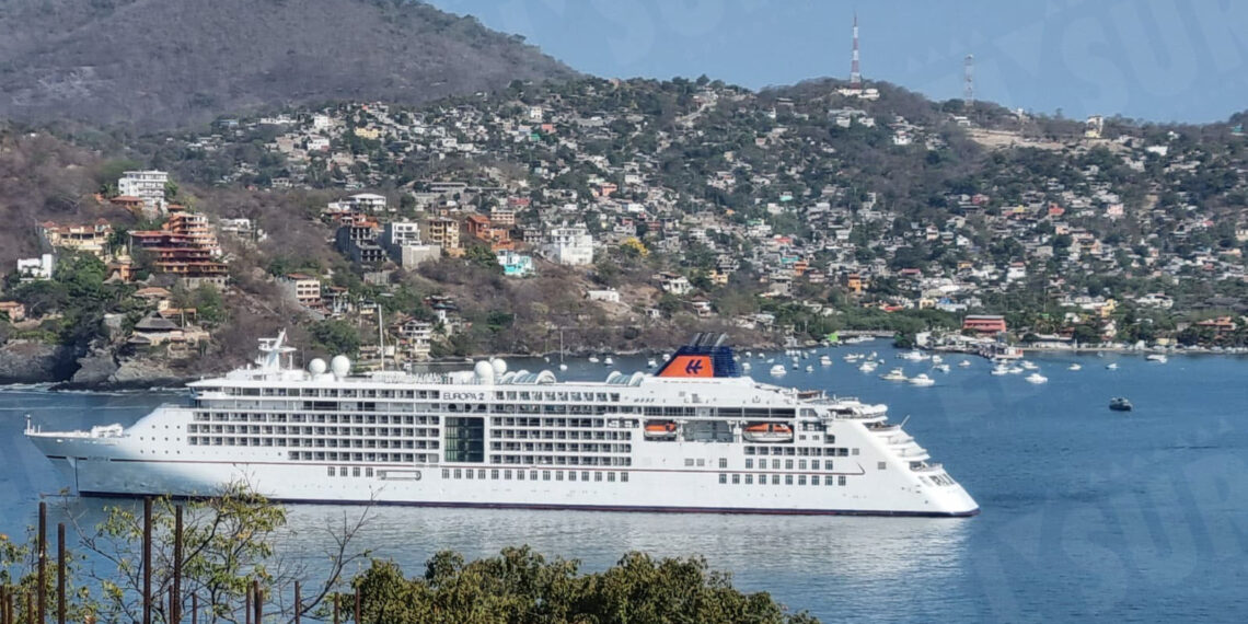 Fondea en Zihuatanejo el crucero MS Europa 2 con 449 pasajeros