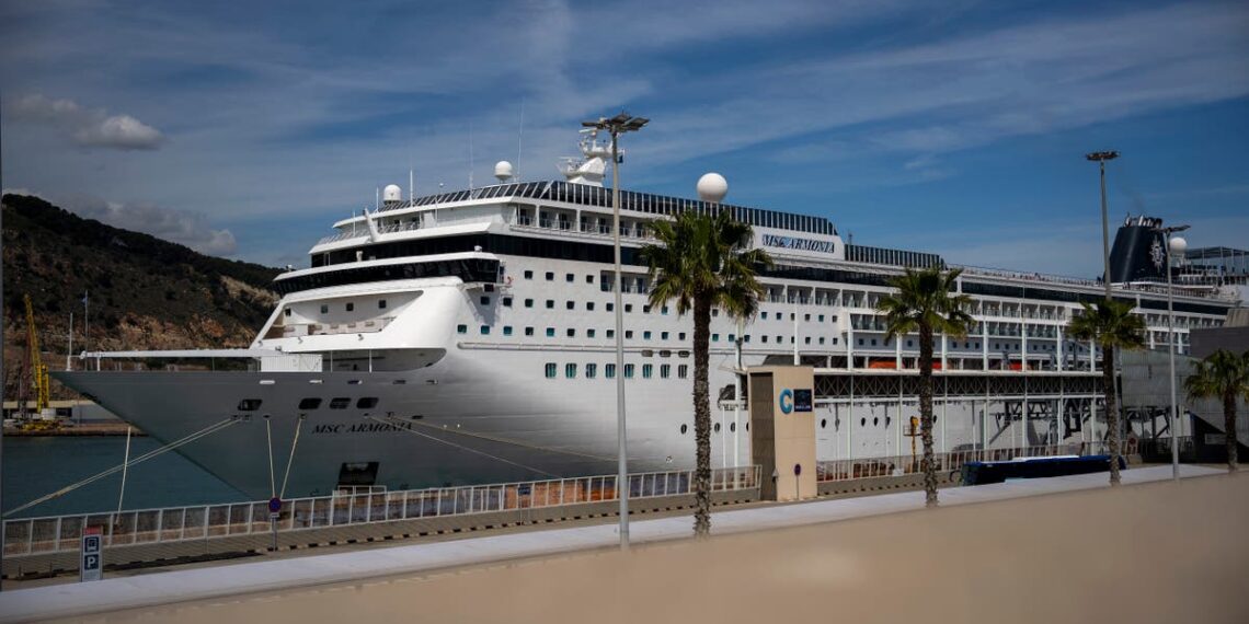 AP EXPLICA: ¿Qué ocurre con los 69 bolivianos del crucero que quedaron varados en Barcelona?