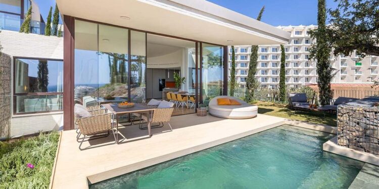 El lujo de alojarse en una villa con todos los servicios de un hotel