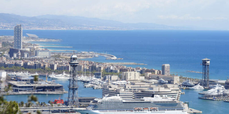 Barcelona sopesa cerrar una terminal para reducir el número de cruceros
