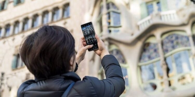 Los jóvenes españoles lideran el uso de la IA para planificar sus viajes