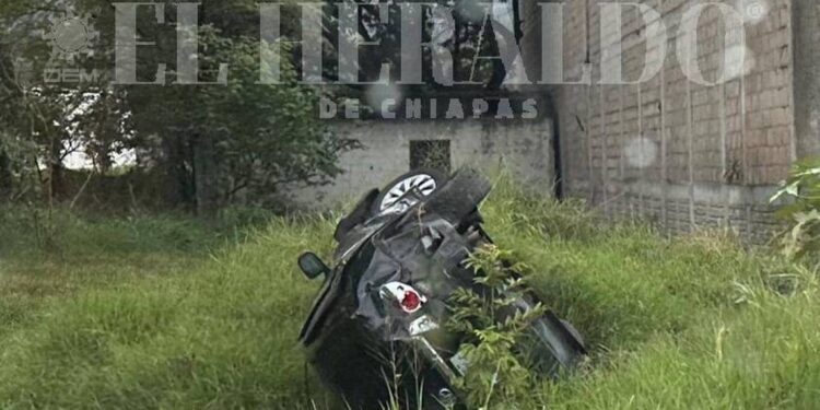 Volcadura en crucero coiteco deja daños materiales - El Heraldo de Chiapas