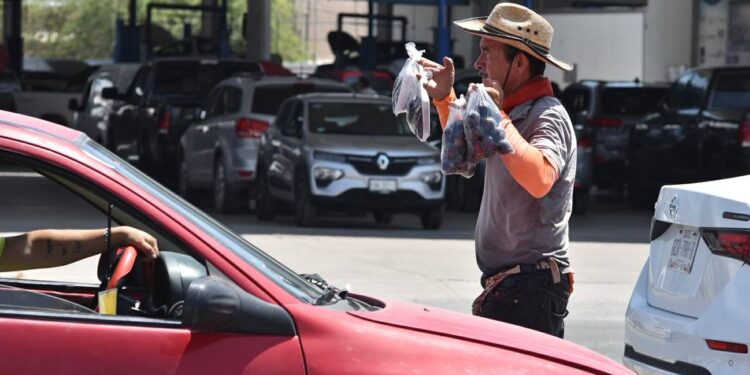 ¡Hasta que se acabe la venta! Soportan altas temperaturas por horas en cruceros - El Sol de la Laguna
