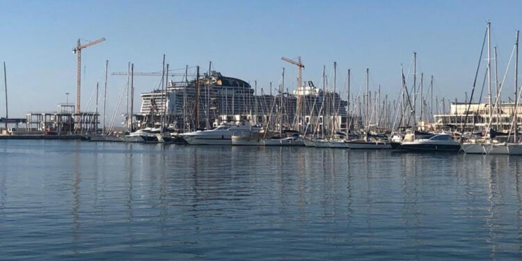 Alicante tratará de pescar los cruceros que no quiera Valencia, que no recula pese al toque de los empresarios