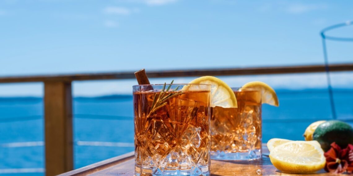 Hacienda quiere ampliar el alcohol libre de impuestos para vender en cruceros: estos son los límites