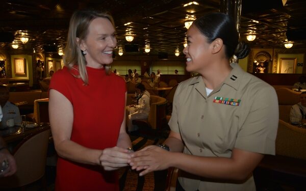 Carnival Cruise Line reconoce a mujeres militares a bordo del Carnival Conquest