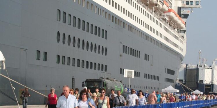 Catalá pactará con el puerto el tamaño de los cruceros que no podrán venir a València en 2026