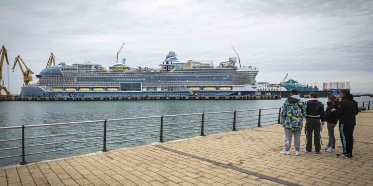 medio millar de pasajeros de un crucero llegan a Cádiz enfermos