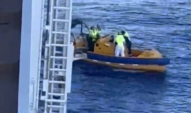 Un pasajero del Icon of the Seas murió después de saltar por la borda el domingo.  El barco se encontraba a unas 300 millas del puerto de Miami en ese momento.