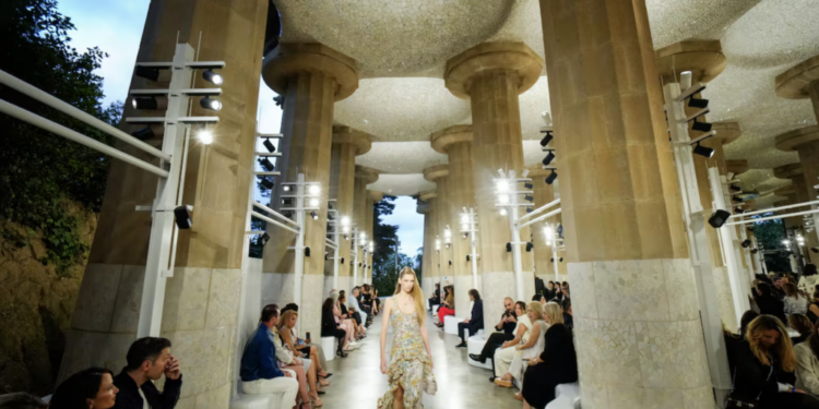 Evocando el espíritu viajero: Desfile crucero mujer 2025 de Louis Vuitton