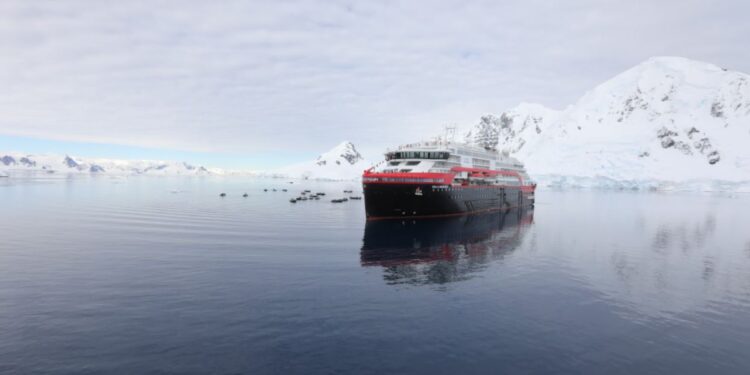 Línea de cruceros cancela itinerarios de un buque en Alaska