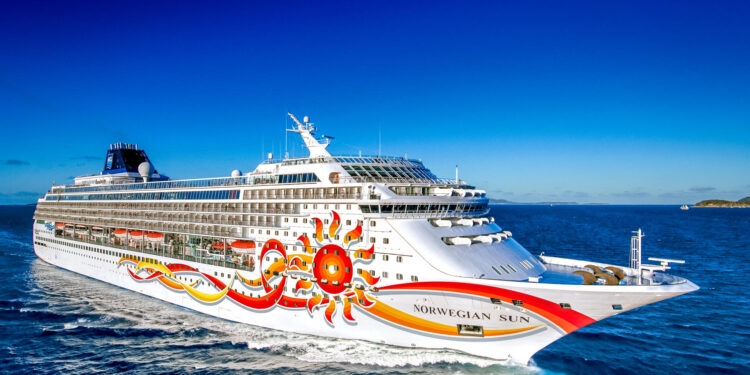 Fotografía cedida por la compañía de cruceros Norwegian Cruise Line (NCL) donde se muestra su crucero 'Norwegian Sun' que debutará en Australia en diciembre de 2024 y ofrecerá viajes de 12 a 15 días entre Australia y Nueva Zelanda. EFE/Michel Verdure