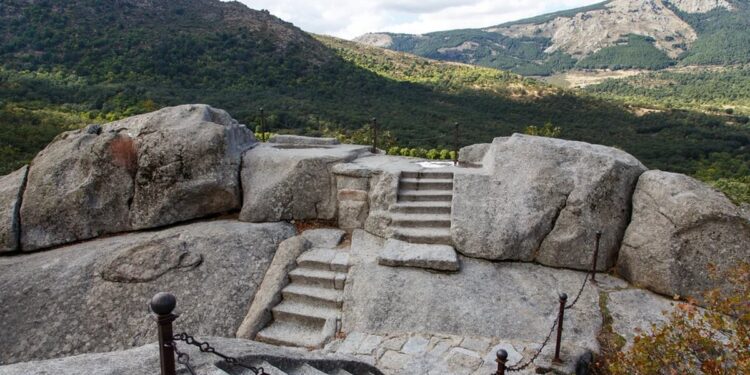 La ruta familiar a menos de una hora de Madrid que descubre uno de los mejores miradores de la sierra de Guadarrama