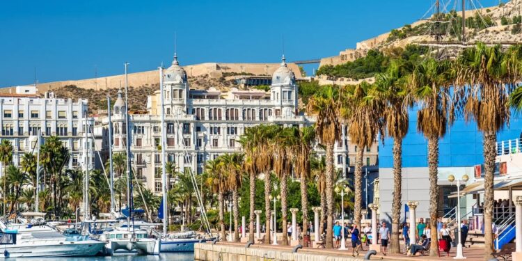 Las dos ciudades españolas que están entre los mejores destinos baratos para jubilados extranjeros: ocio, playas y vida asequible