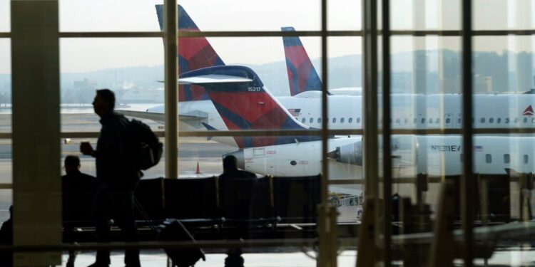 El Senado aprueba proyecto de ley para reautorizar a la F.A.A. y mejorar los viajes aéreos