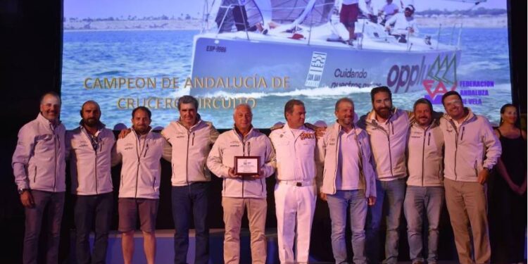 Tripulación del 'Enriaero Opplus', con el galardón que recibió durante la Gala de la Federación Andaluza de Vela.