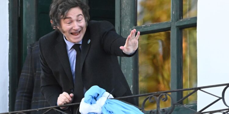 el Presidente con siete viajes y ninguna ley