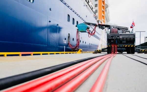 Puerto de Bergen atiende con energía en tierra por primera vez a tres cruceros