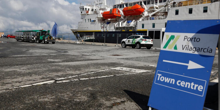 El Puerto de Vilagarcía recibe al National Geographic, el primero de los dos cruceros del fin de semana