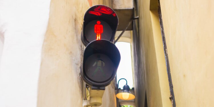 el estrecho pasaje peatonal con semáforo para que la gente no quede atascada