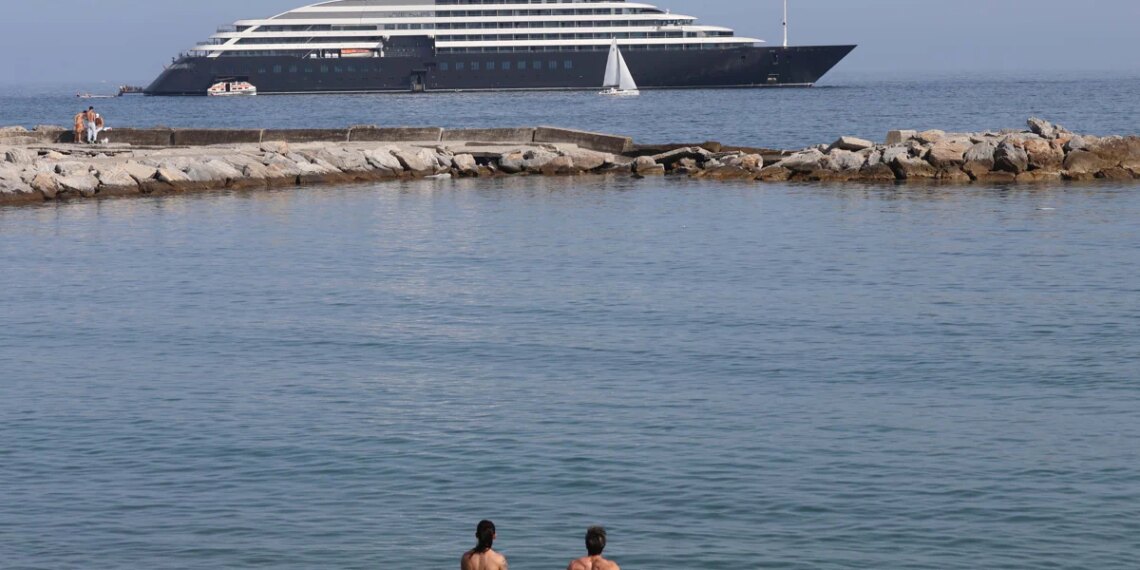 El crucero seis estrellas Scenic Eclipse fondea en Puerto Banús