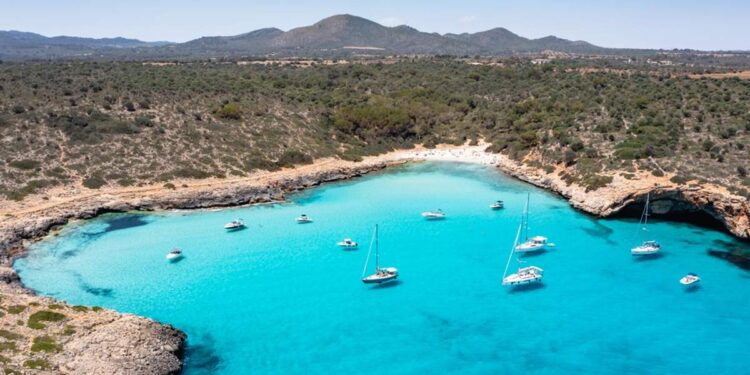 La cala secreta de Mallorca rodeada de cuevas marinas