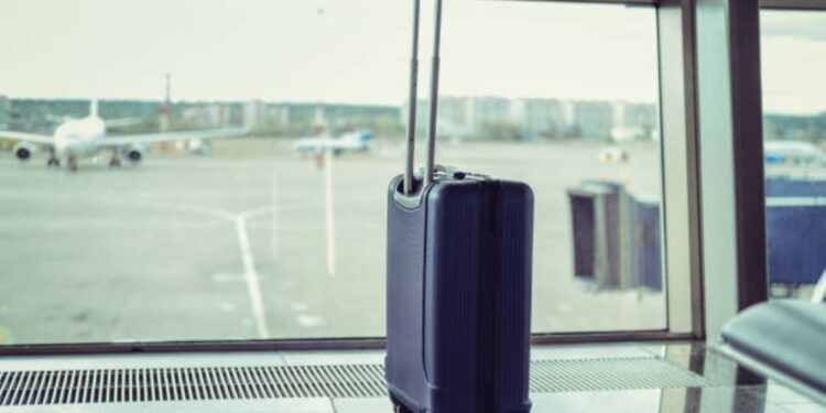 Alcampo tiene la maleta perfecta para tus viajes en avión por un precio que parece de broma