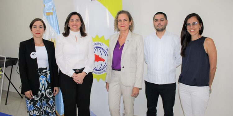 Karla Alonso, Ana santelises de Latour, Sandra Winkler, Javier Outumuro y Vanina Rinaudo