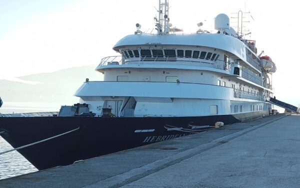 España: Buque de Noble Caledonia lleva turistas a Vilagarcía de Arousa