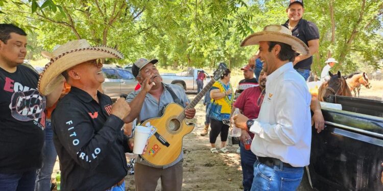 Fernando Montaño convive con camarguenses en crucero y participa en “Cabalgata Naranja”