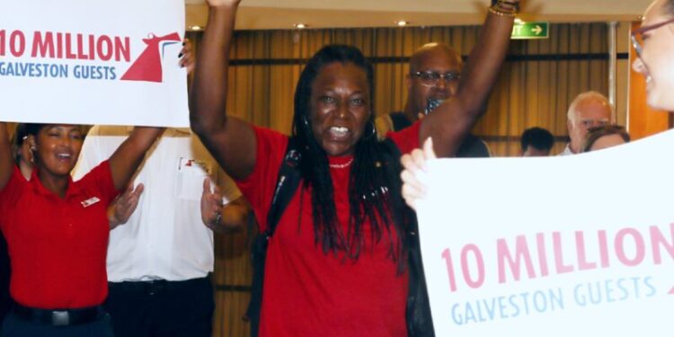 Marsha Taulton aborda el Carnival Breeze como el invitado nu?mero 10 millones del Carnival que embarca desde Galveston
