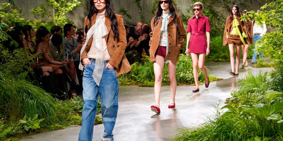 Gucci conquista Londres con su estilo años 70 más romántico en su colección crucero 2025