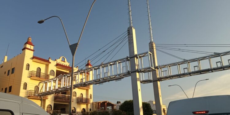 ZONA DE "EL CRUCERO": Instalan puente peatonal frente al hotel "Los Cuates"