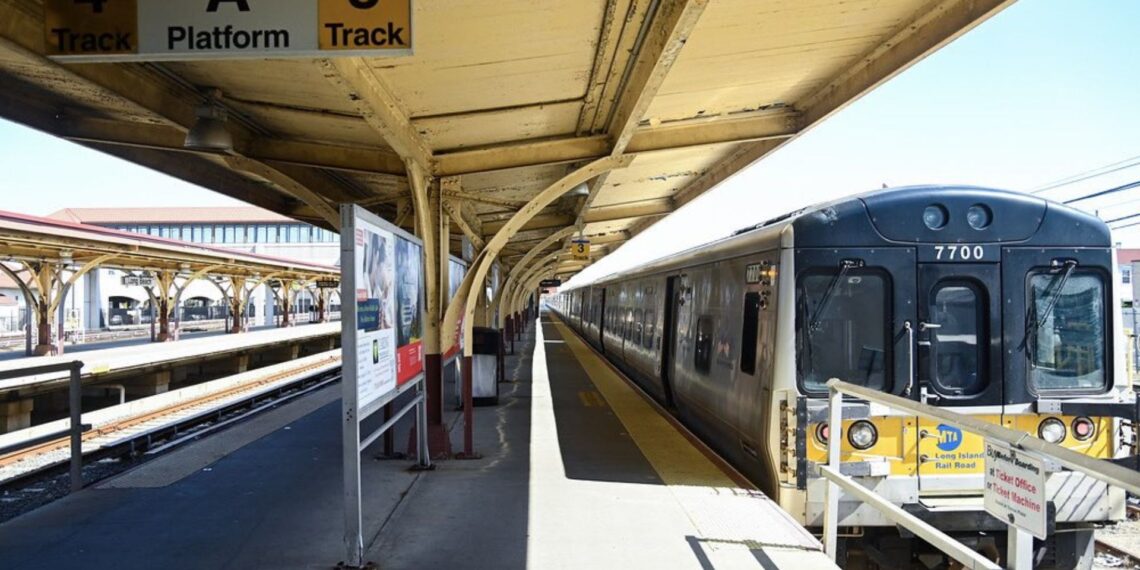 LIRR y Metro - North ofrecerán viajes a $1 dólar durante los fines de semana del verano