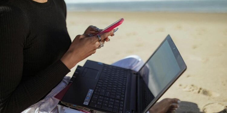 Más de la mitad de los españoles comparte en redes sociales sus viajes: 9 de cada 10 jóvenes temen quedarse sin cobertura