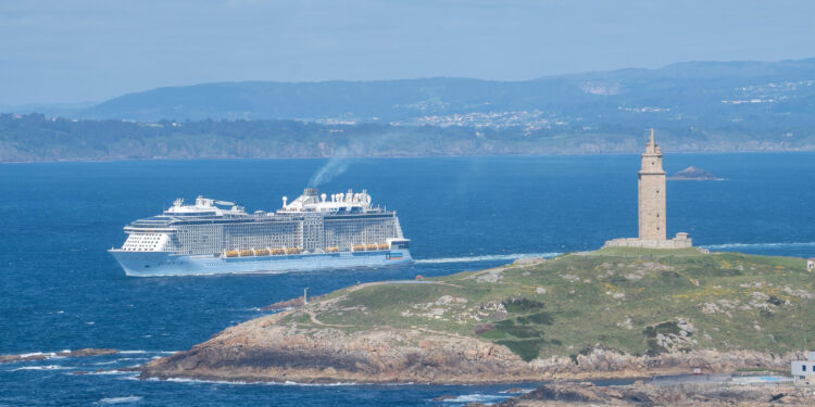 La Torre de Hércules despide al ‘Anthem of de Seas’, el coloso de los océanos